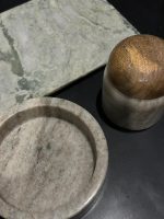 צנצנת שייש מעוגלת מכסה עץ מנגו